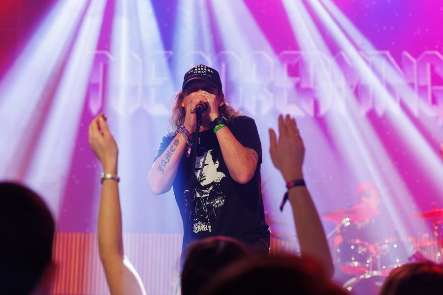 Screaming Jets lead singer with hands up from the crowd